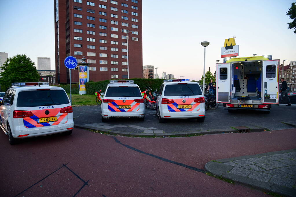 Persoon op straat doodgeschoten bij metrostation