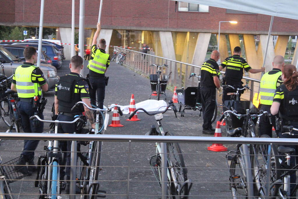 Persoon op straat doodgeschoten bij metrostation