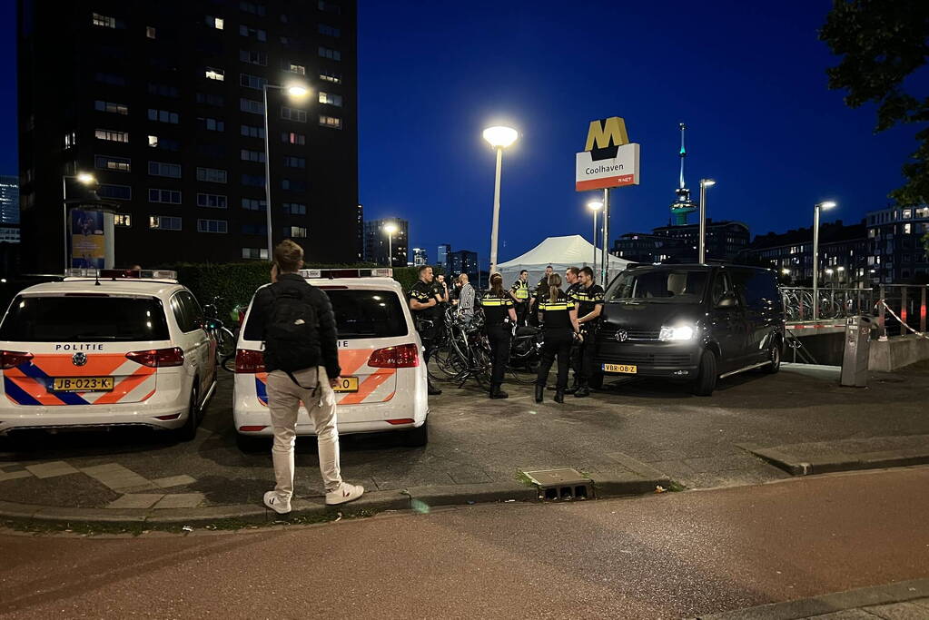 Persoon op straat doodgeschoten bij metrostation