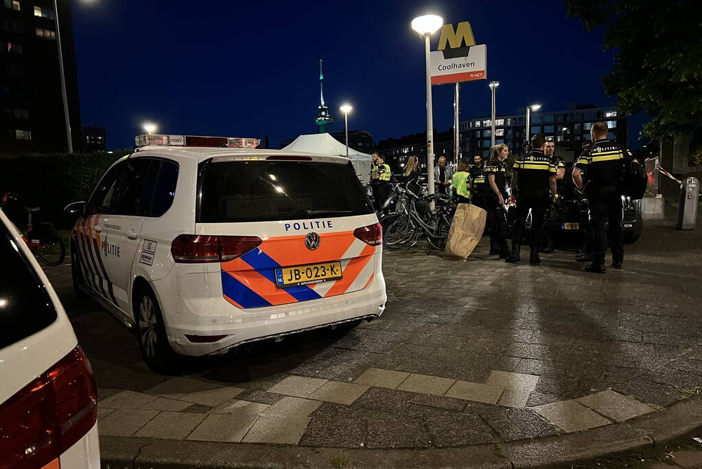 Persoon op straat doodgeschoten bij metrostation