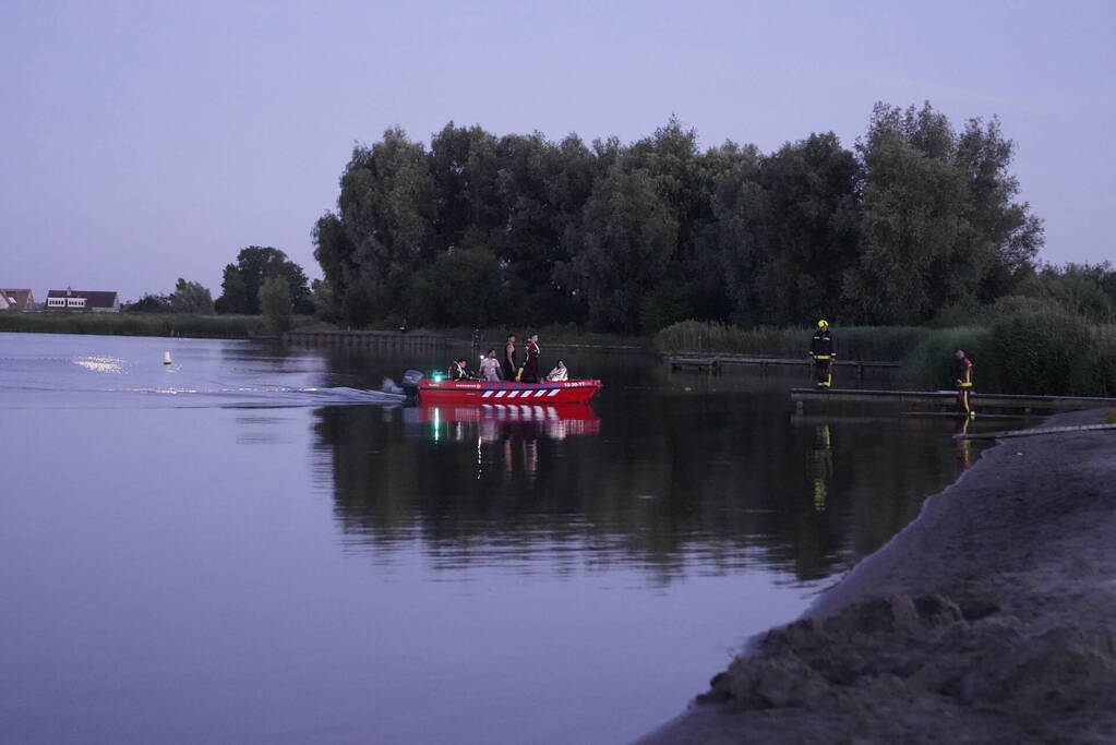 Opvarenden afgedreven roeibootjes naar de kant gehaald