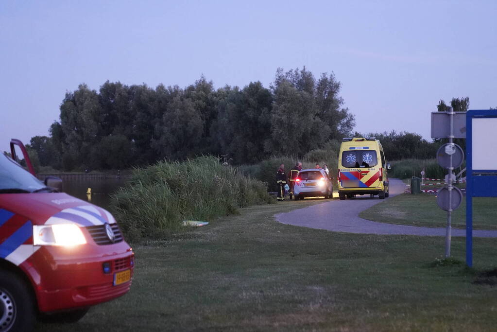 Opvarenden afgedreven roeibootjes naar de kant gehaald