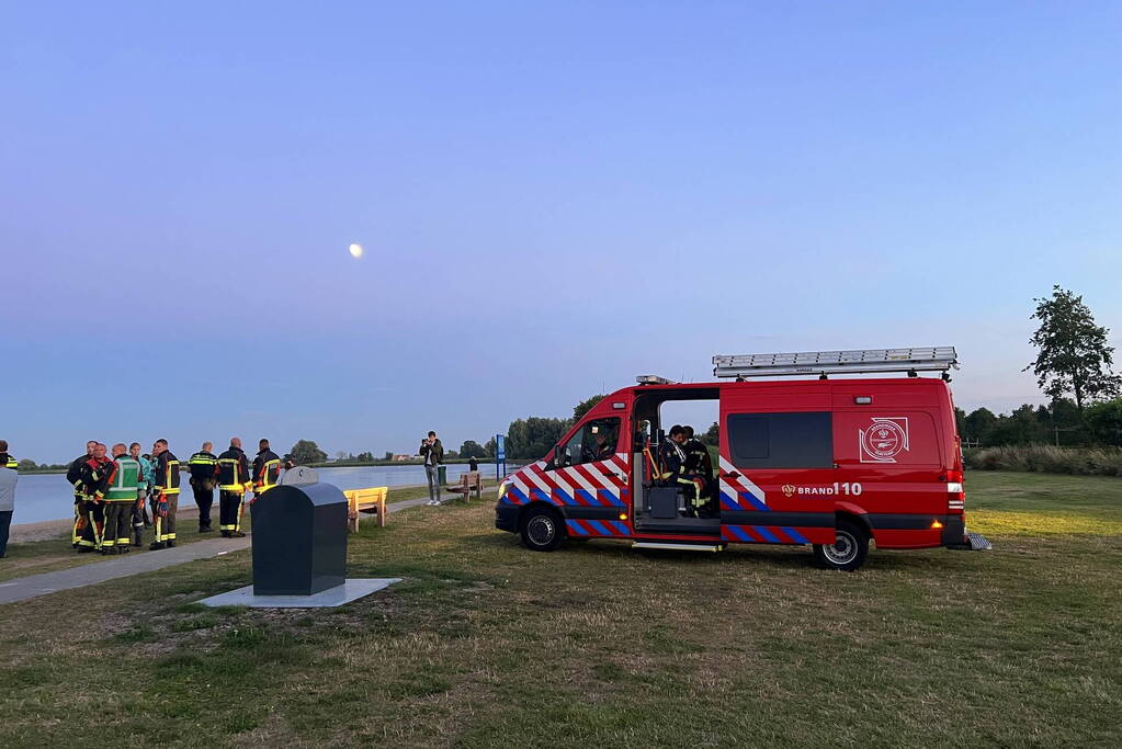 Opvarenden afgedreven roeibootjes naar de kant gehaald