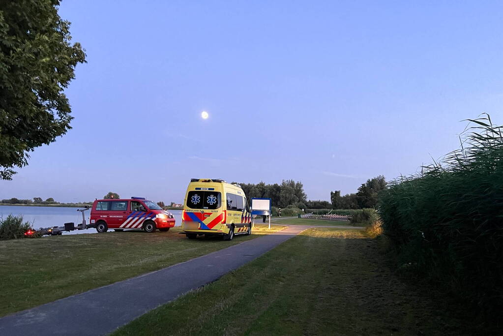 Opvarenden afgedreven roeibootjes naar de kant gehaald