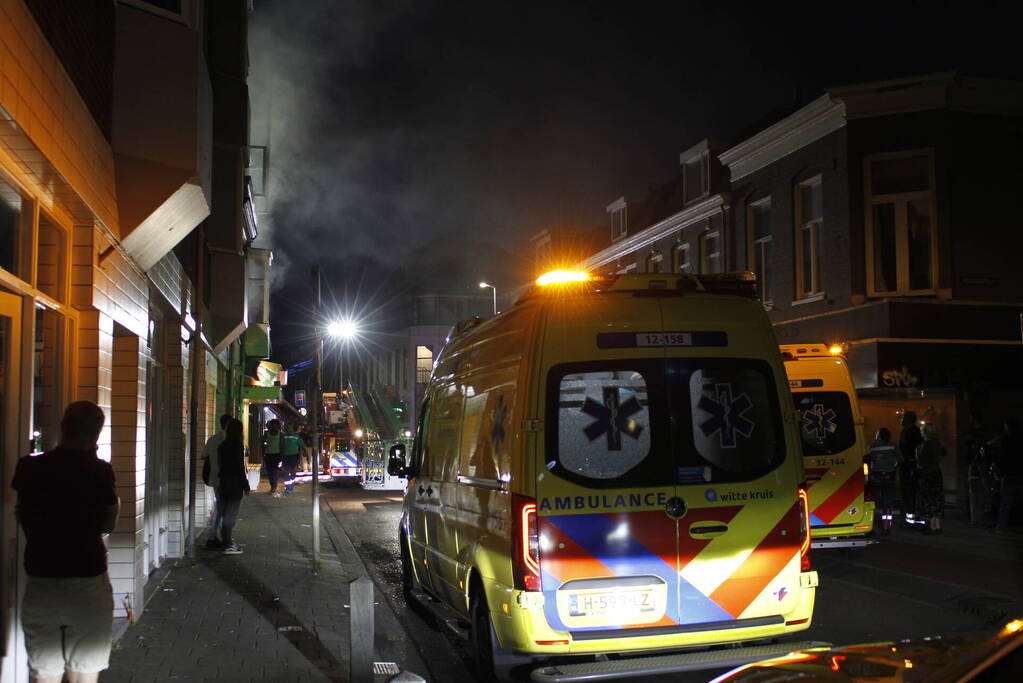 Brandweer redt personen uit woning na brand