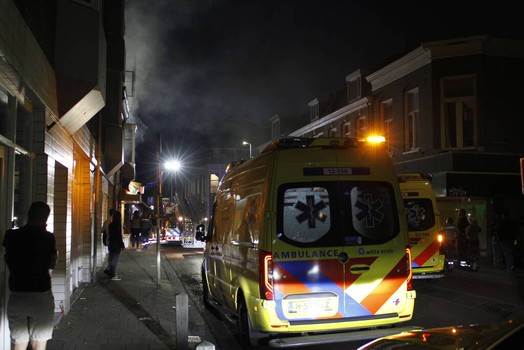 Brandweer redt personen uit woning na brand