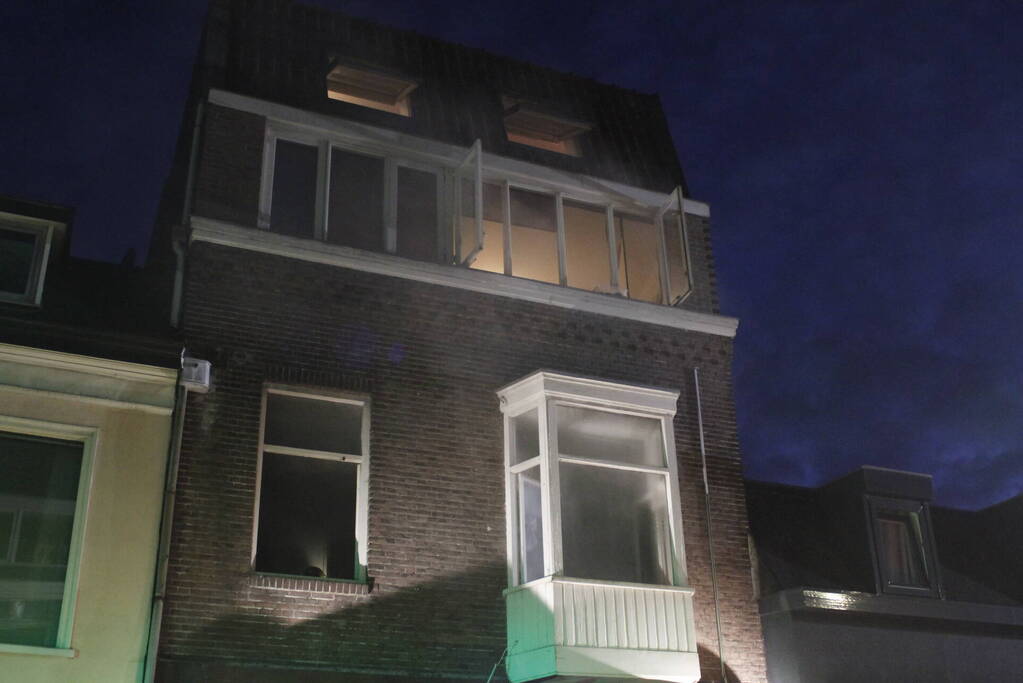 Brandweer redt personen uit woning na brand