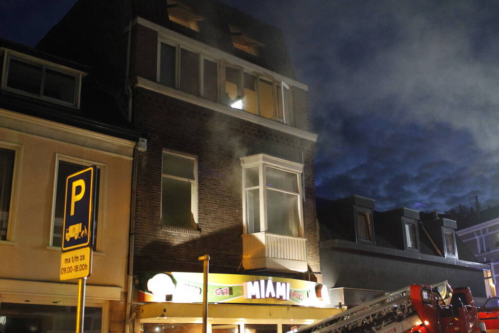 Brandweer redt personen uit woning na brand