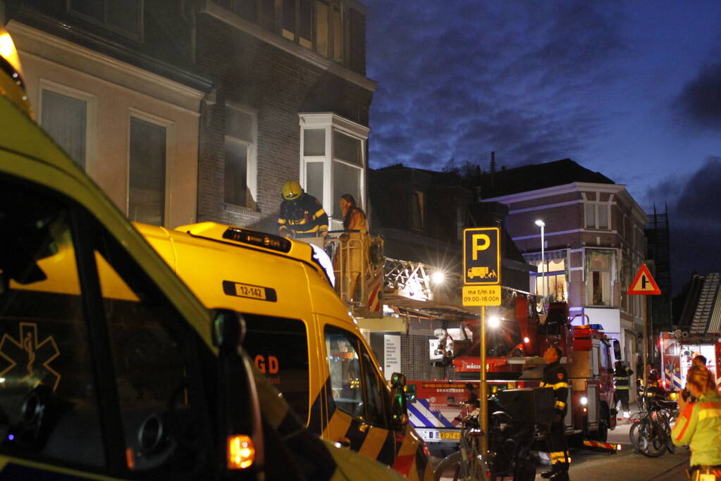 Brandweer redt personen uit woning na brand