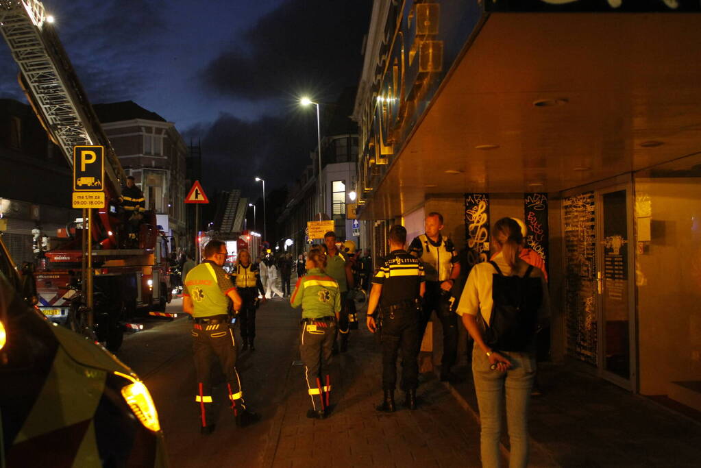 Brandweer redt personen uit woning na brand