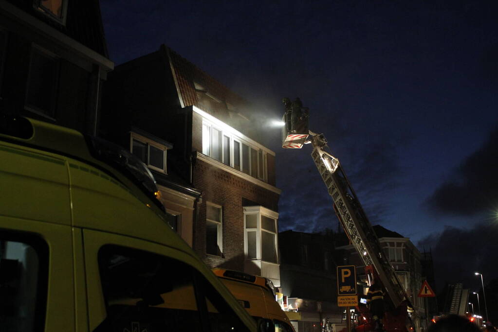 Brandweer redt personen uit woning na brand