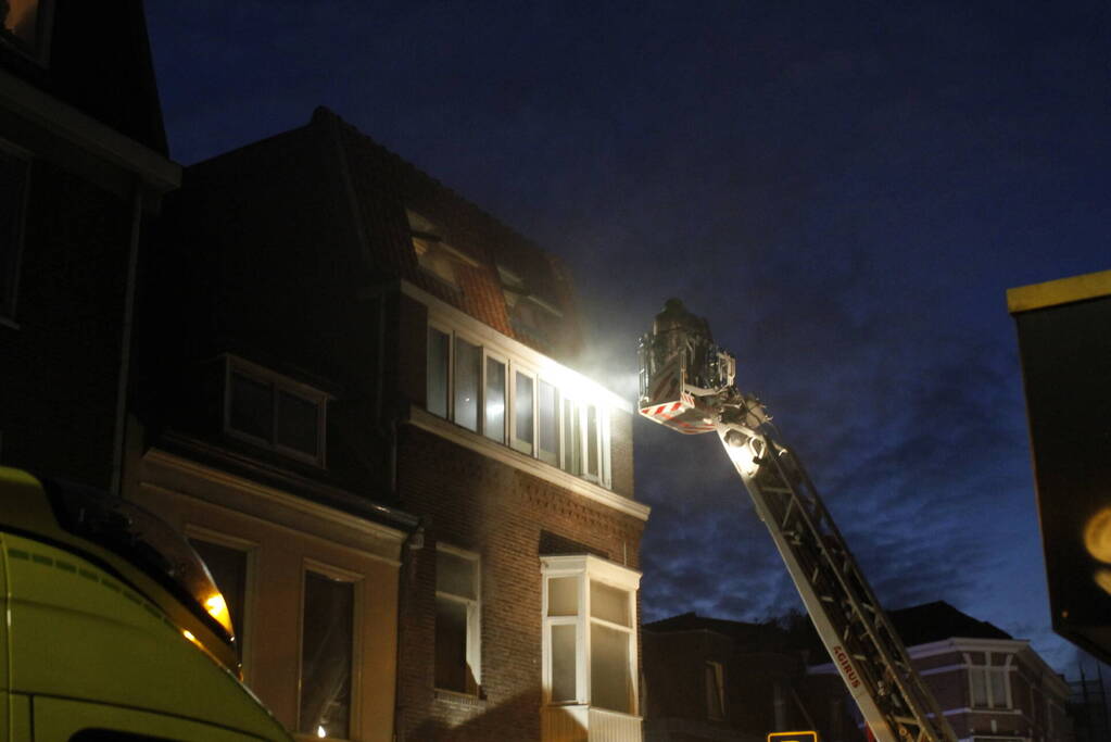 Brandweer redt personen uit woning na brand