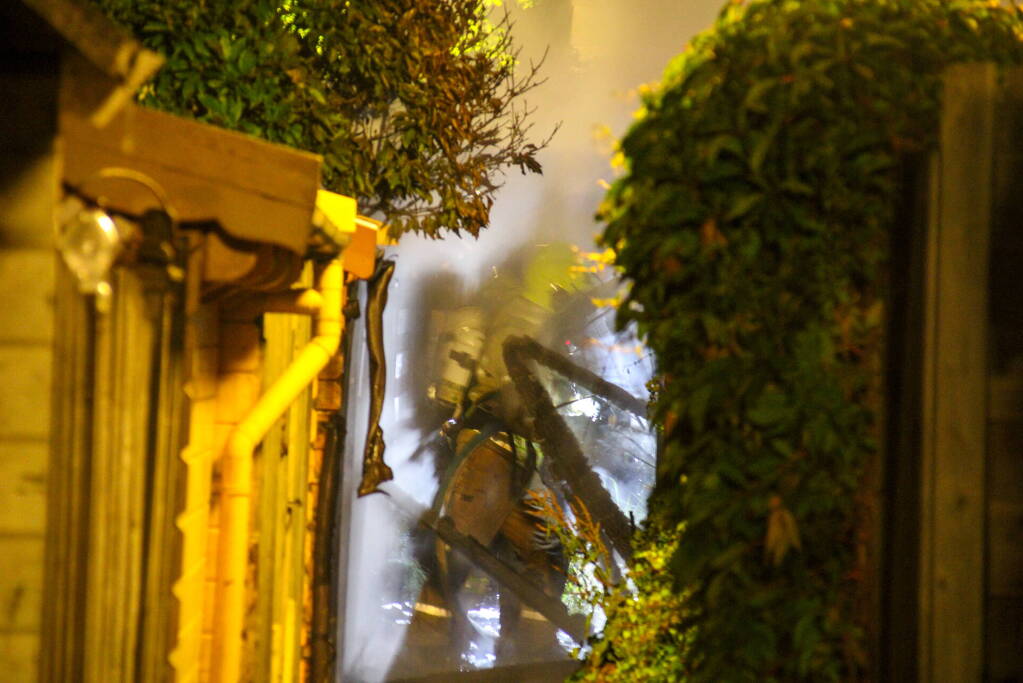 Schuur naast woning vat vlam