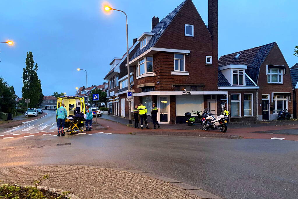 Scooterrijder gaat hard onderuit en raakt gewond