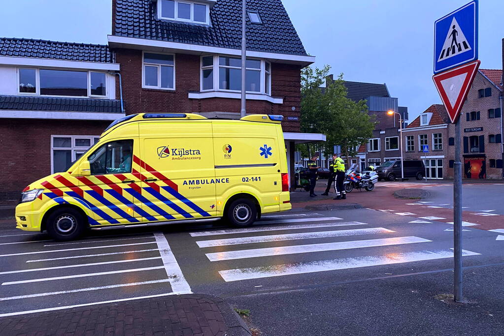Scooterrijder gaat hard onderuit en raakt gewond