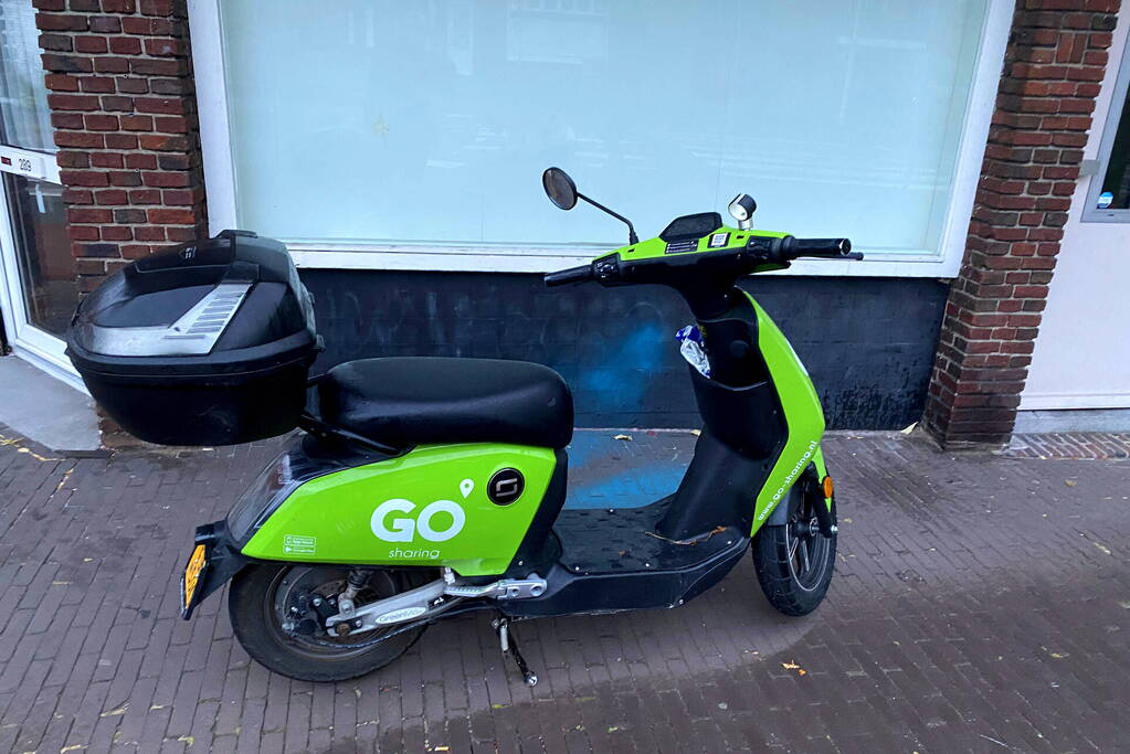 Scooterrijder gaat hard onderuit en raakt gewond