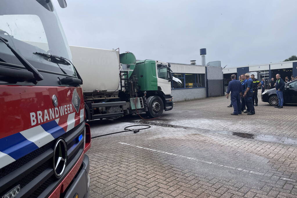Vrachtwagen vat vlam