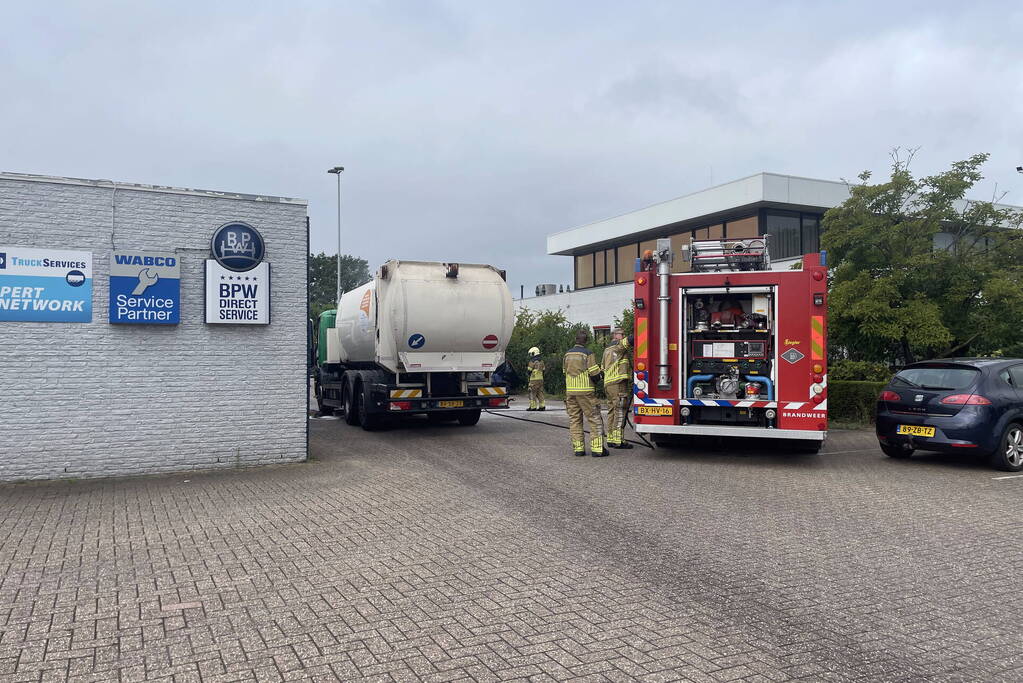 Vrachtwagen vat vlam