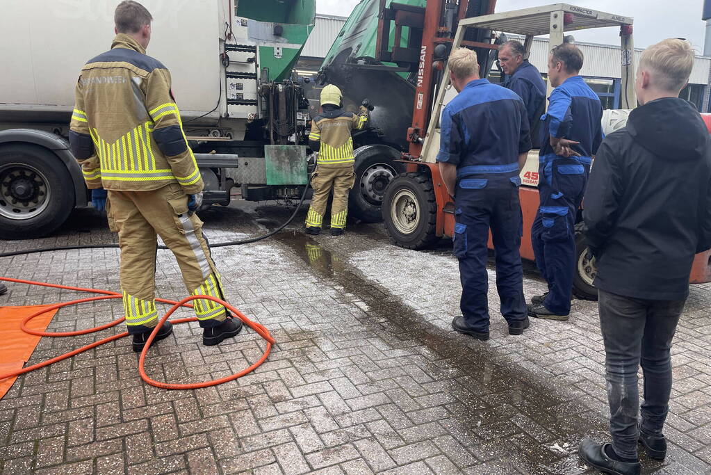 Vrachtwagen vat vlam