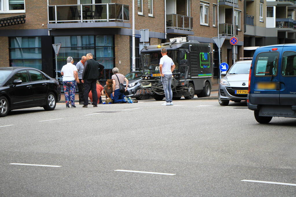 Overstekende fietser geschept door auto