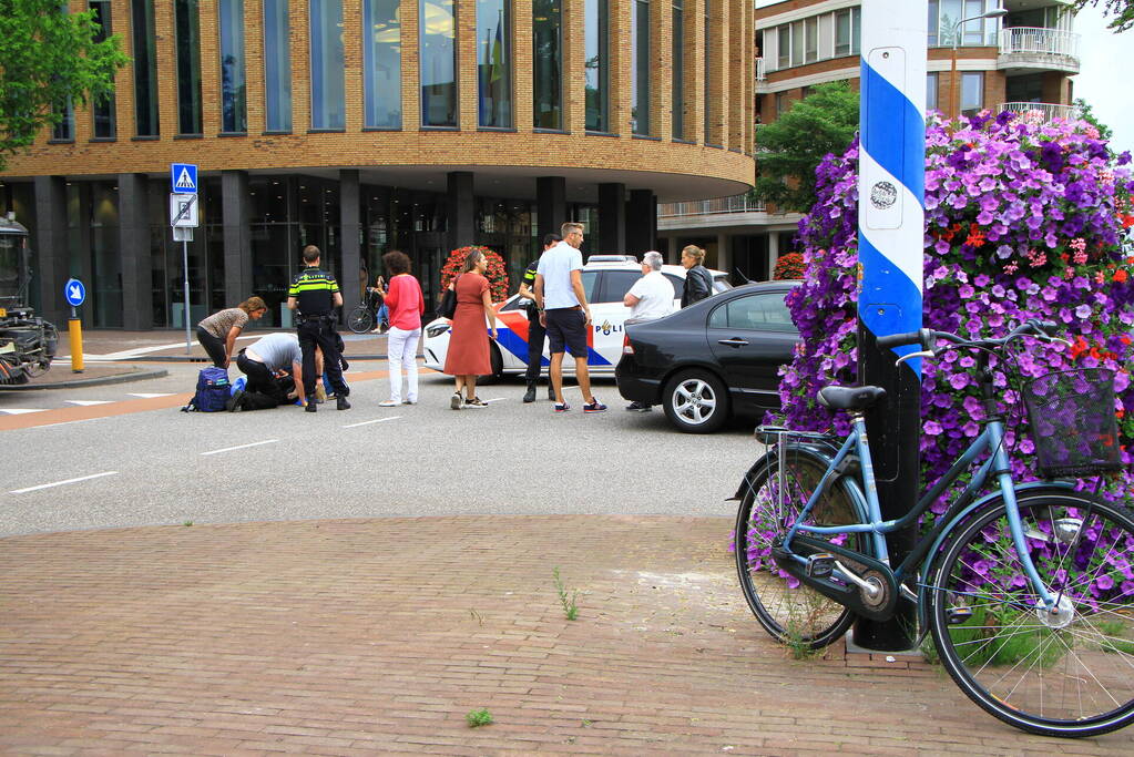 Overstekende fietser geschept door auto
