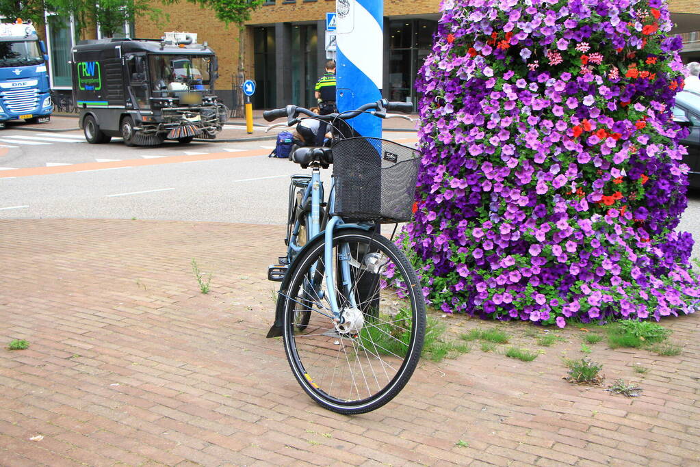Overstekende fietser geschept door auto