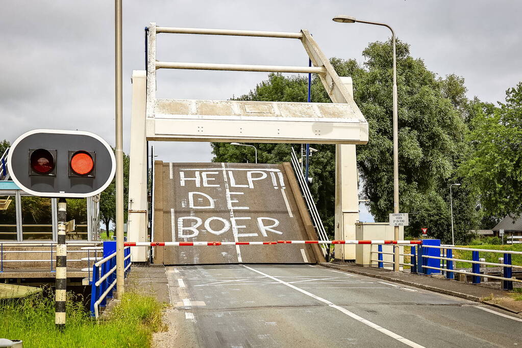Noodkreet op ophaalbrug Help de Boer