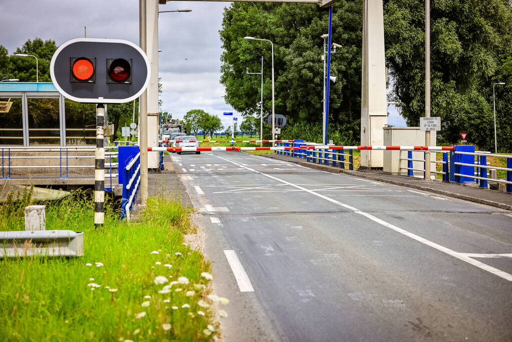Noodkreet op ophaalbrug Help de Boer