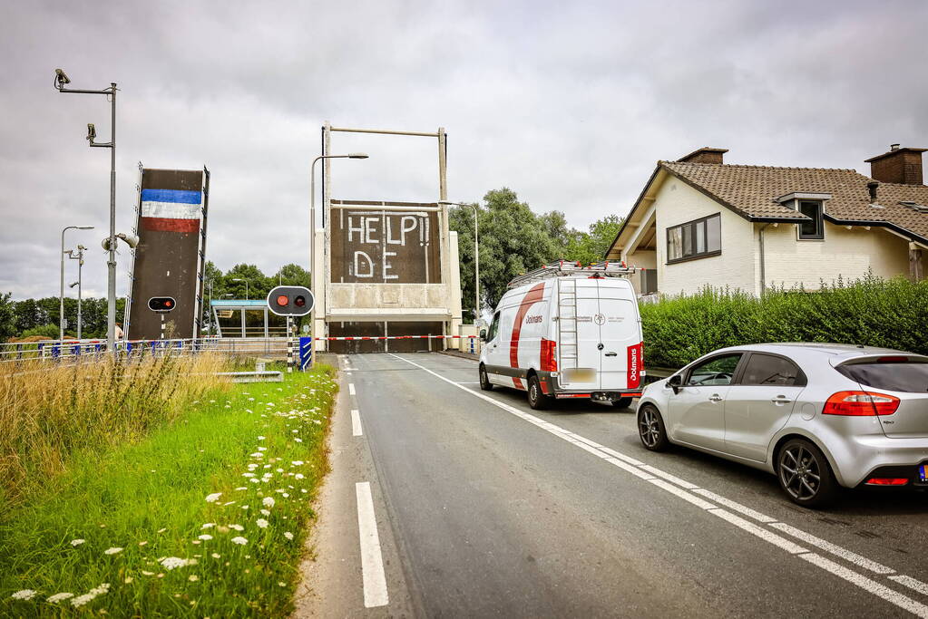 Noodkreet op ophaalbrug Help de Boer