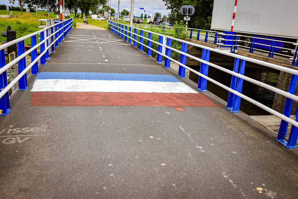Noodkreet op ophaalbrug Help de Boer