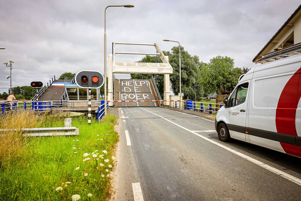 Noodkreet op ophaalbrug Help de Boer