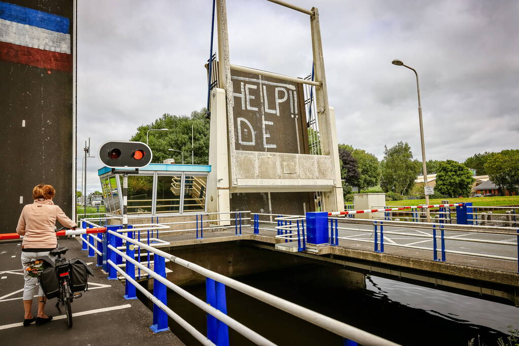 Noodkreet op ophaalbrug Help de Boer
