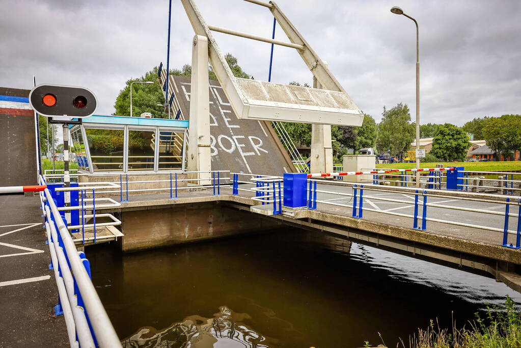 Noodkreet op ophaalbrug Help de Boer