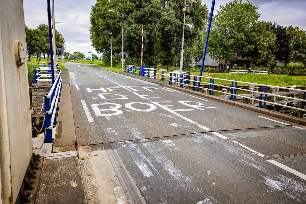 Noodkreet op ophaalbrug Help de Boer