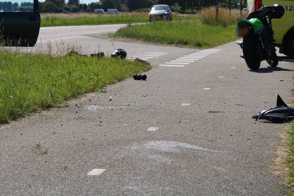 Brommerrijder onderuit bij aanrijding auto