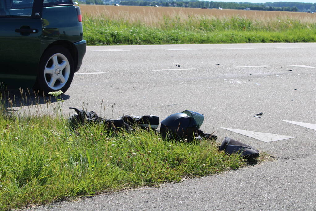 Brommerrijder onderuit bij aanrijding auto