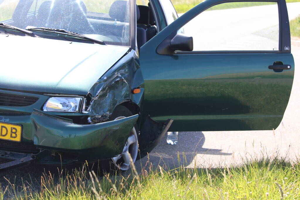 Brommerrijder onderuit bij aanrijding auto
