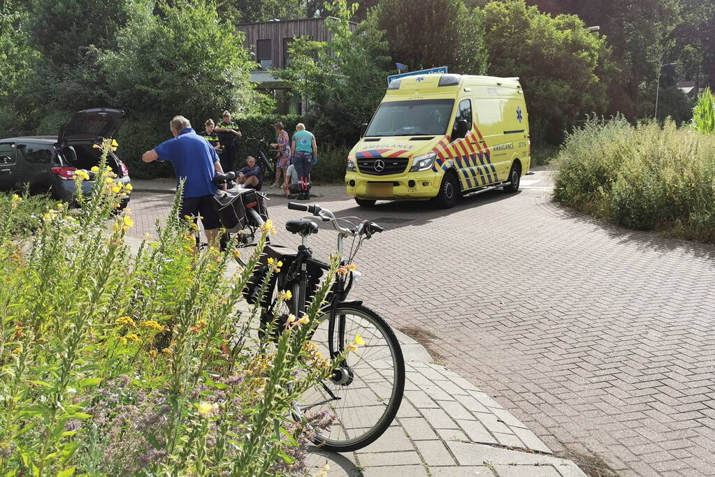 Twee fietsers botsen frontaal op kruising