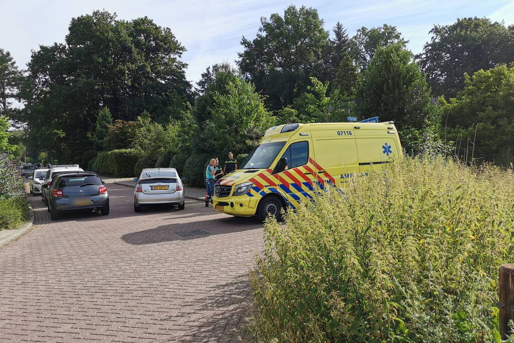 Twee fietsers botsen frontaal op kruising