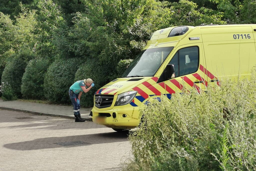 Twee fietsers botsen frontaal op kruising