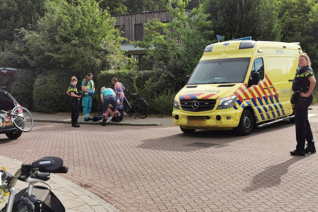 Twee fietsers botsen frontaal op kruising