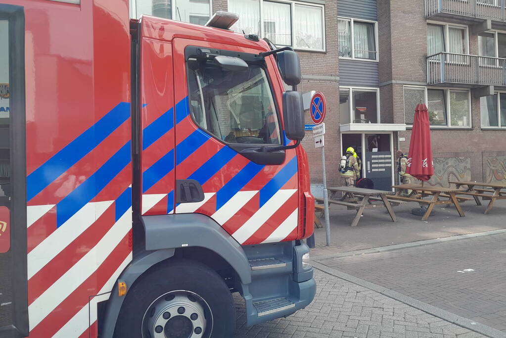 Brandweer doet onderzoek naar brand in flatgebouw