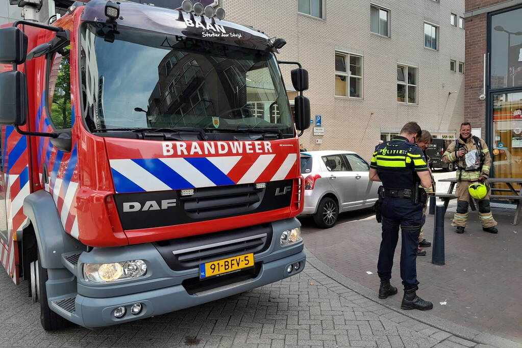 Brandweer doet onderzoek naar brand in flatgebouw