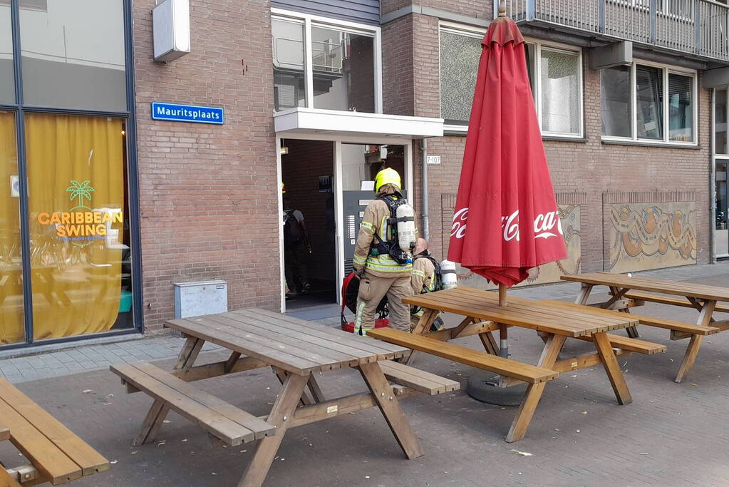Brandweer doet onderzoek naar brand in flatgebouw