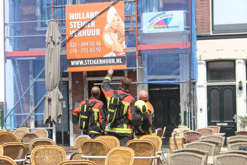 Brand op dak van grachtenpand