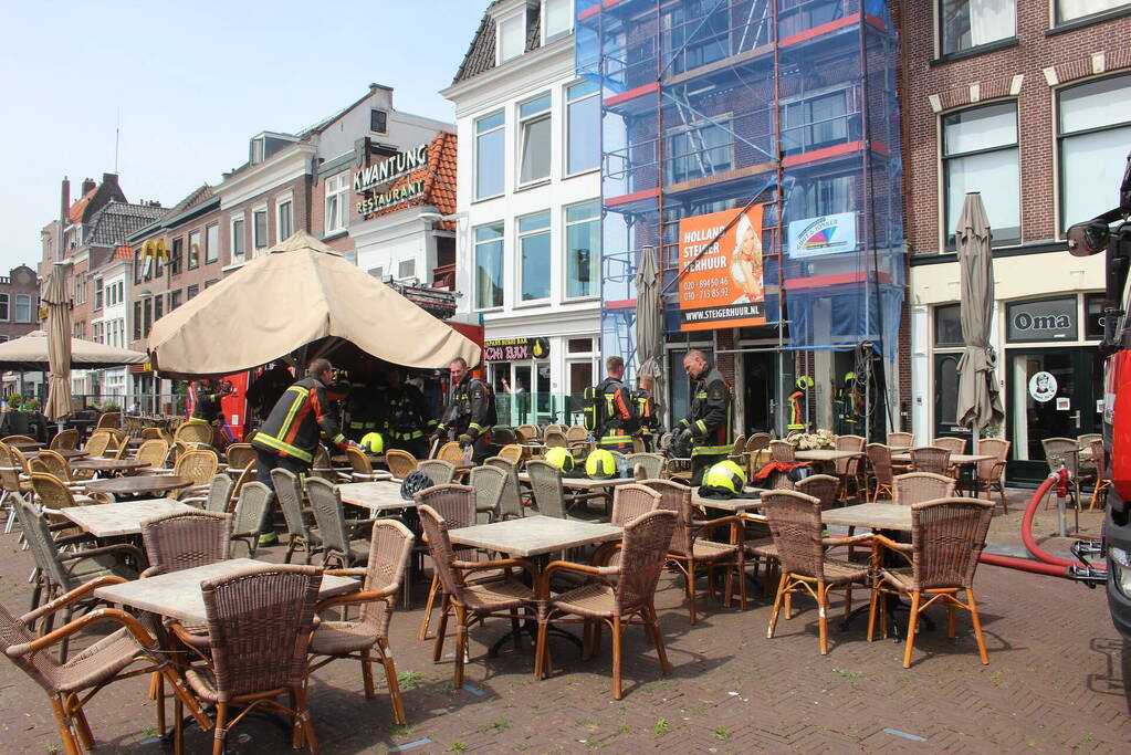 Brand op dak van grachtenpand