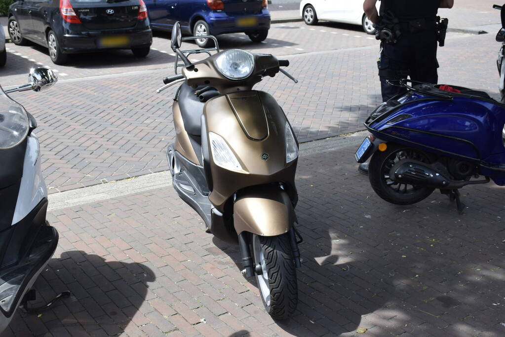 Scooterrijder botst tegen auto die plotseling parkeervak verlaat