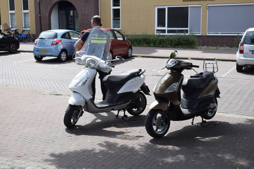Scooterrijder botst tegen auto die plotseling parkeervak verlaat