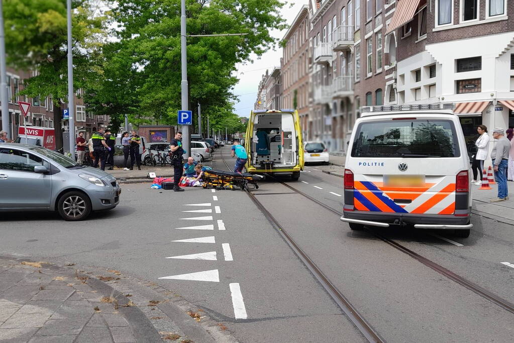 Automobilist rijdt door na botsing met scooter