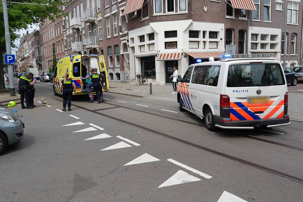 Automobilist rijdt door na botsing met scooter